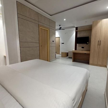 Hotel Global Inn -1 Km From Railway Station - Lift Food And Free Parking Lucknow Exteriör bild