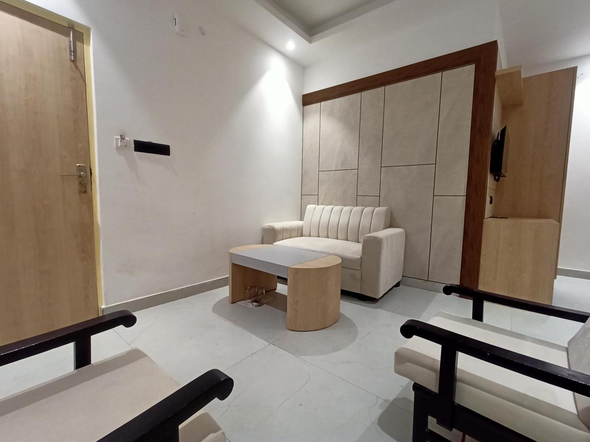 Hotel Global Inn -1 Km From Railway Station - Lift Food And Free Parking Lucknow Exteriör bild
