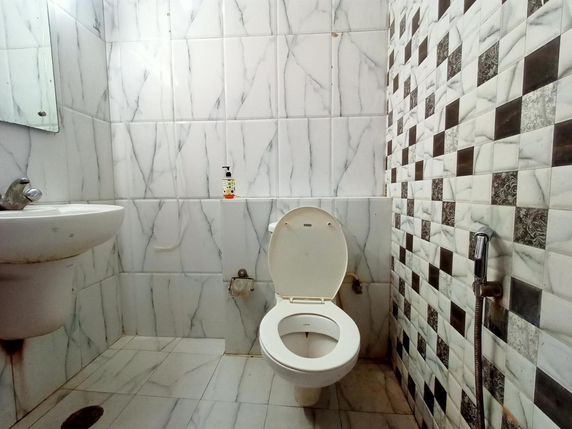 Hotel Global Inn -1 Km From Railway Station - Lift Food And Free Parking Lucknow Exteriör bild