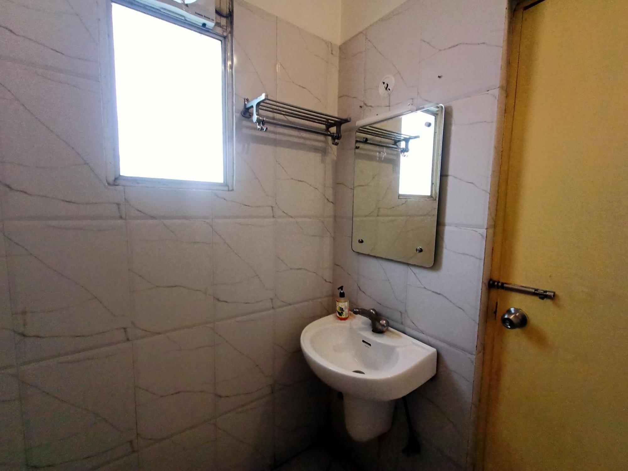 Hotel Global Inn -1 Km From Railway Station - Lift Food And Free Parking Lucknow Exteriör bild
