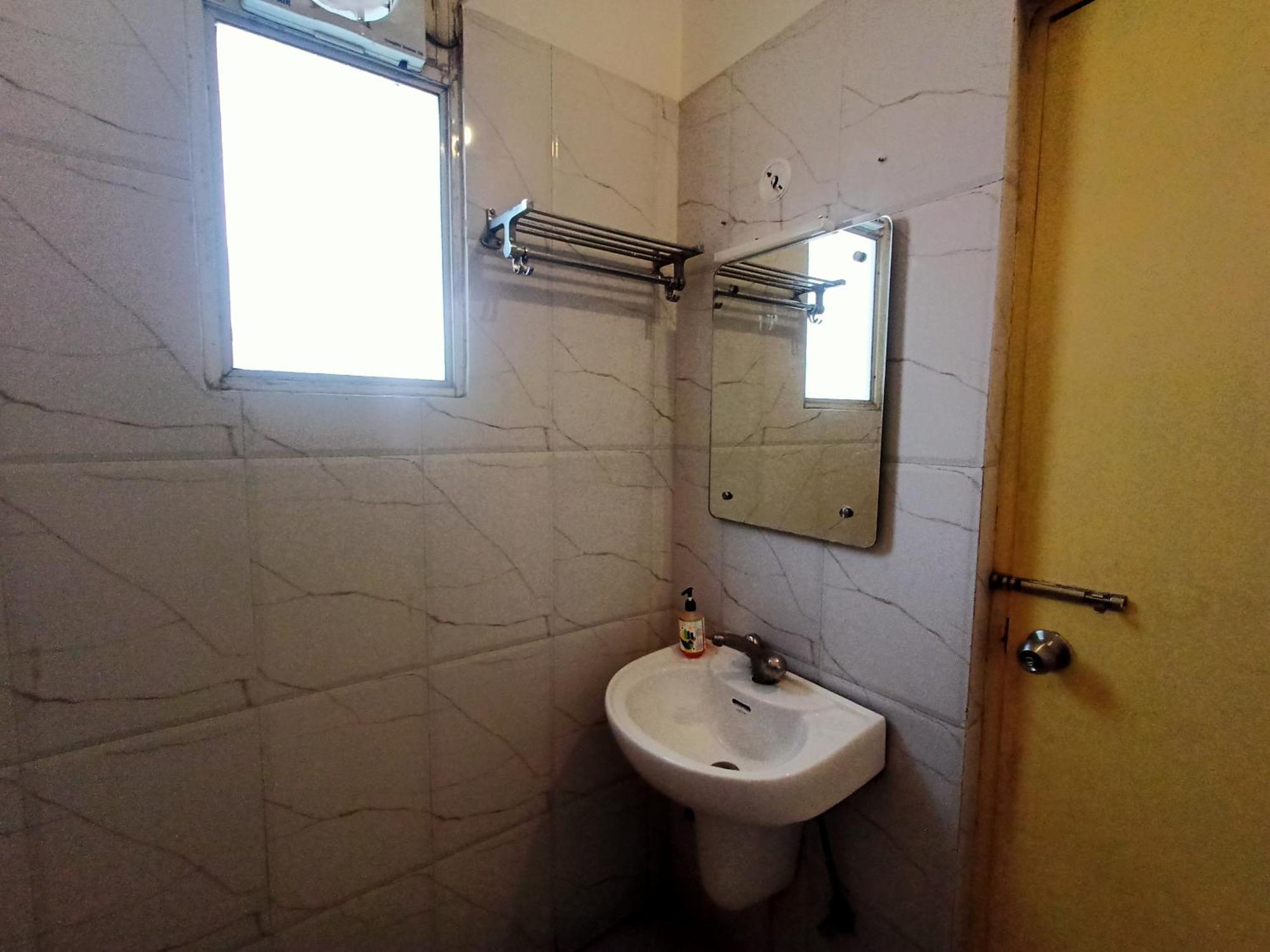 Hotel Global Inn -1 Km From Railway Station - Lift Food And Free Parking Lucknow Exteriör bild