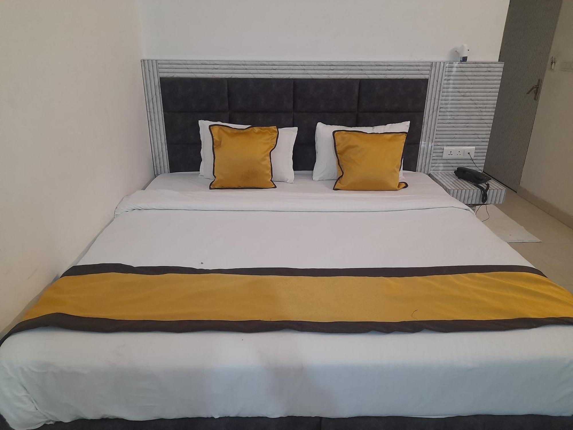 Hotel Global Inn -1 Km From Railway Station - Lift Food And Free Parking Lucknow Exteriör bild