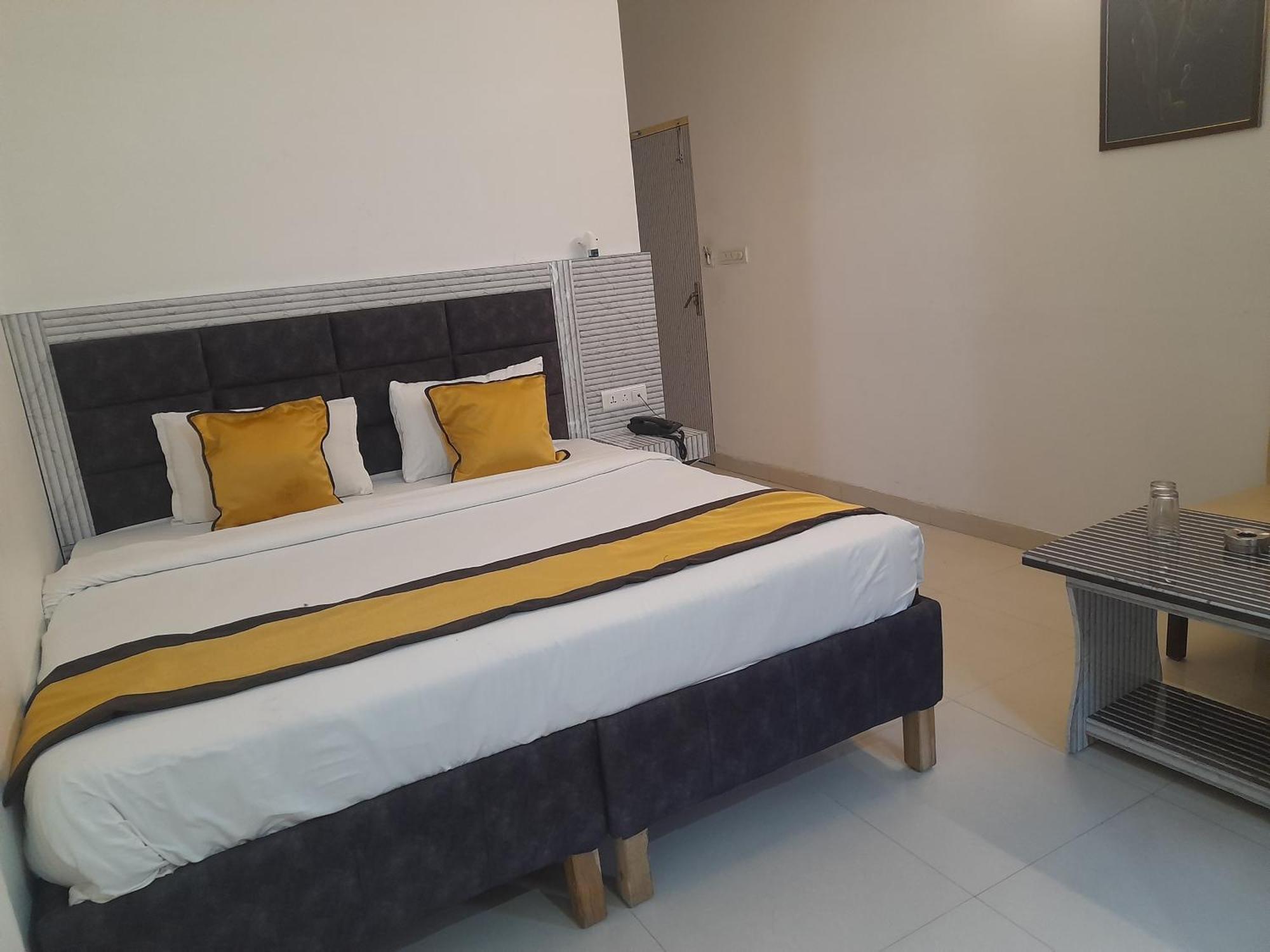 Hotel Global Inn -1 Km From Railway Station - Lift Food And Free Parking Lucknow Exteriör bild