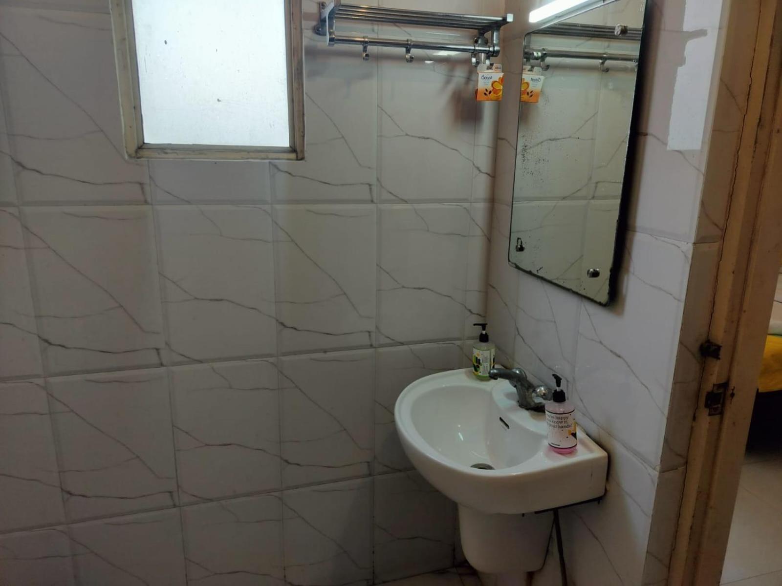 Hotel Global Inn -1 Km From Railway Station - Lift Food And Free Parking Lucknow Rum bild
