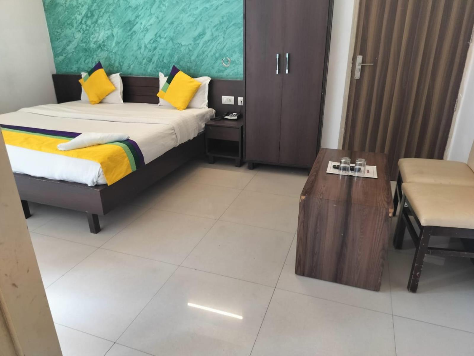 Hotel Global Inn -1 Km From Railway Station - Lift Food And Free Parking Lucknow Rum bild