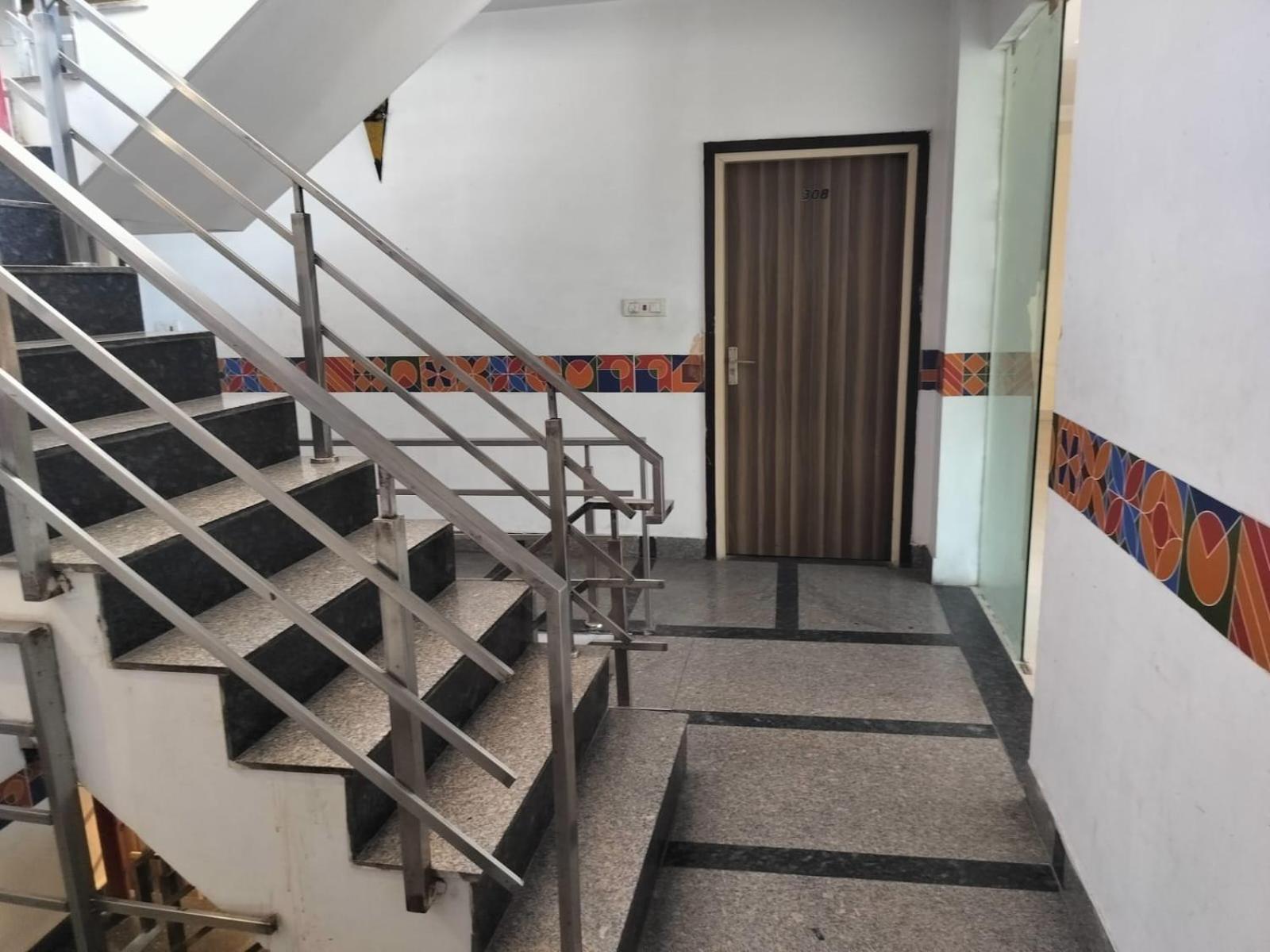 Hotel Global Inn -1 Km From Railway Station - Lift Food And Free Parking Lucknow Exteriör bild